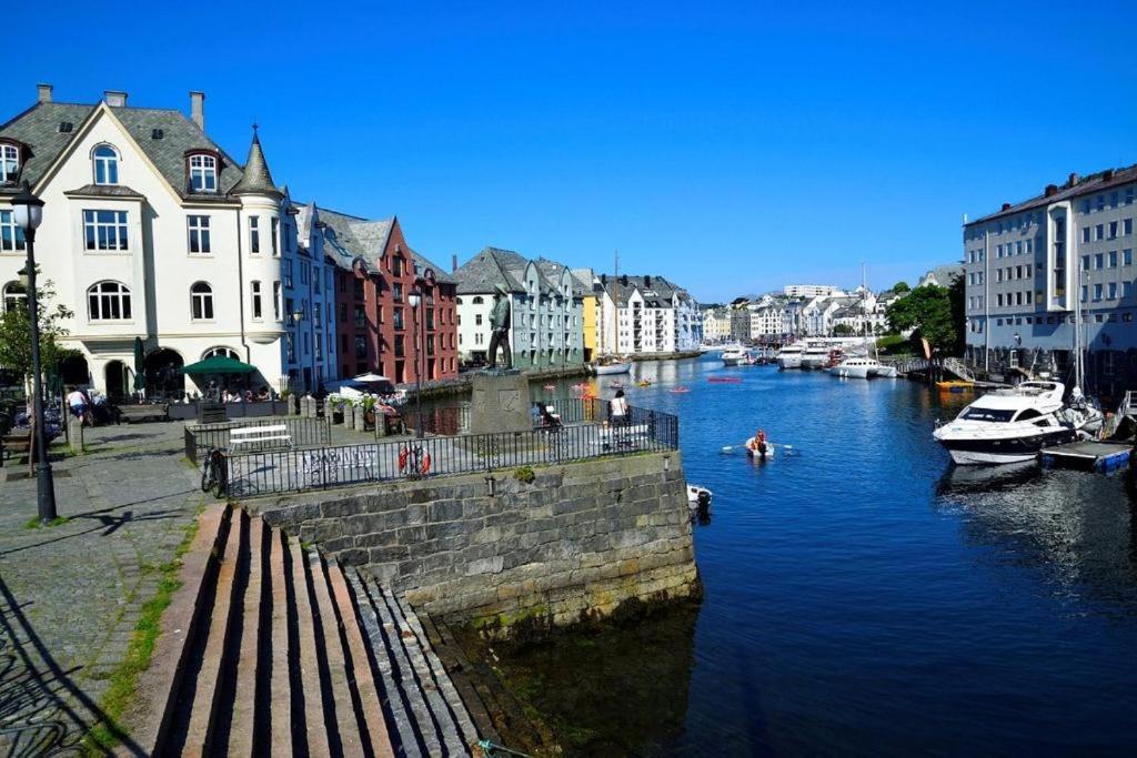 Ferienwohnung Near Brosundet, Newly Refurnished, Free Street Parking Ålesund Exterior foto